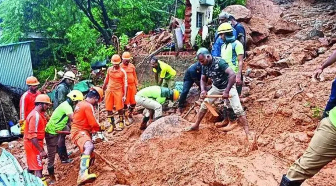 এইমাত্র পাওয়া : ভারতে ভ*য়া*ব*হ ভূমিধসে এক পরিবারের ৭ জনের মৃ*ত্যু