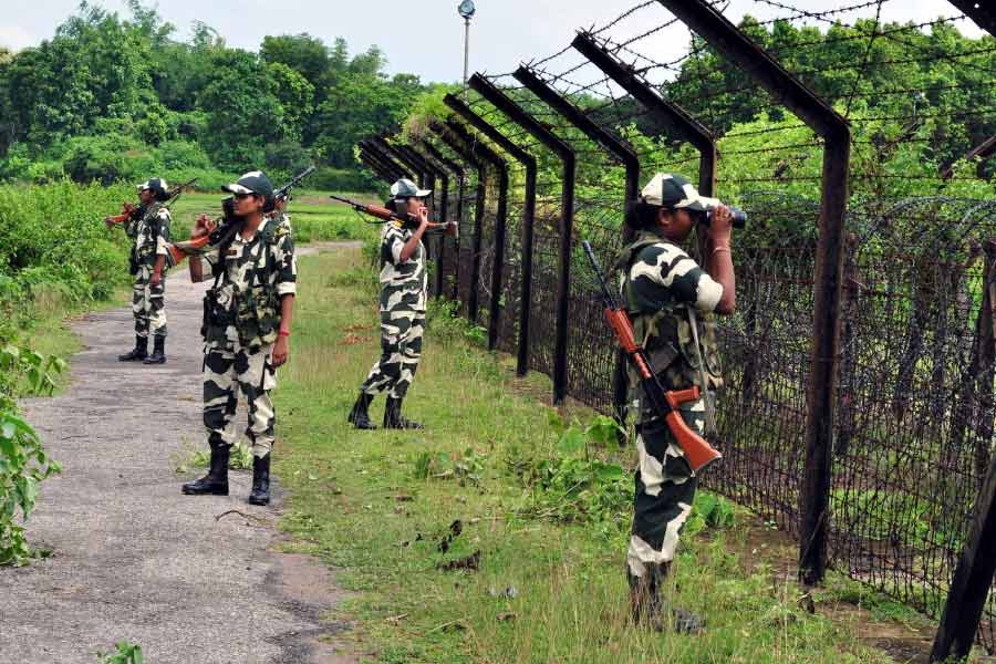 এইমাত্র পাওয়া : বাংলাদেশ সীমান্তে অতিরিক্ত সে*না মোতায়েন করেছে বিএসএফ