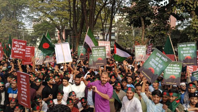 পরিস্থিতি থ ম থ মে : স্লোগানে স্লোগানে উত্তাল শহিদ মিনার