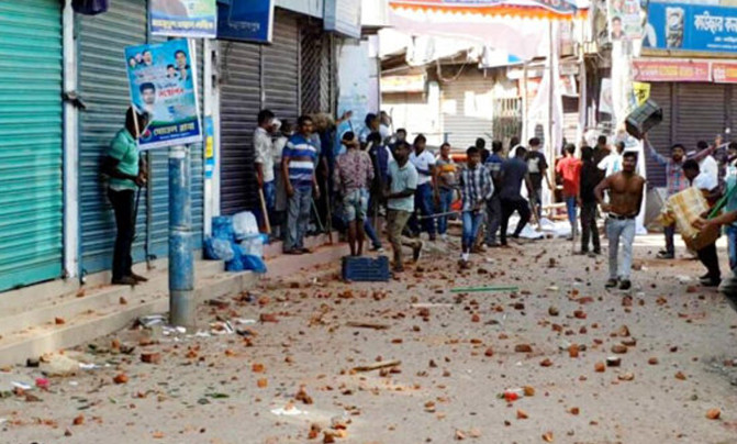 এইমাত্র পাওয়া : মসজিদের মাইকে ঘোষণা দিয়ে ছাত্রদলের দু’গ্রুপের সং ঘ র্ষ, নিয়ন্ত্রণে সে না বা হি নী