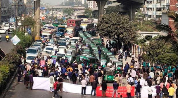 উত্তাল ঢাকা : ৯ দফা দাবিতে সড়ক অবরোধ