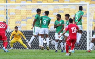 হাড্ডাহাড্ডি লড়াইয়ে শেষ হলো বাংলাদেশ ও বাহরাইনের ফুটবল ম্যাচ