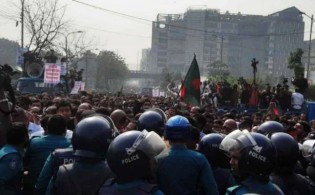 পরিস্থিতি থ*ম*থ*মে : সবকিছু আটকে দিল পুলিশ