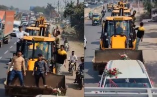 হঠাৎ বিয়ে বাড়িতে ডজনখানেক বুলডোজার নিয়ে হাজির হলেন বর