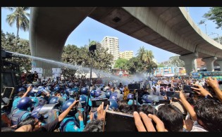 বাধা উপেক্ষা করে যমুনায় যাওয়ার চেষ্টা, পুলিশের জলকামান-লাঠিচার্জ